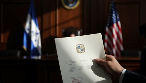 Hernández revient au Honduras après la grâce de Trump : Une régression dans les fondements de l’État de droit