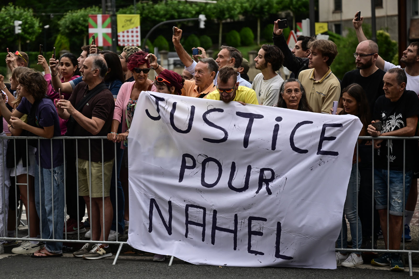 L&rsquo;Émeute des Parapluies : Les Jeunes Allemands Refusent la Conscription Obligatoire