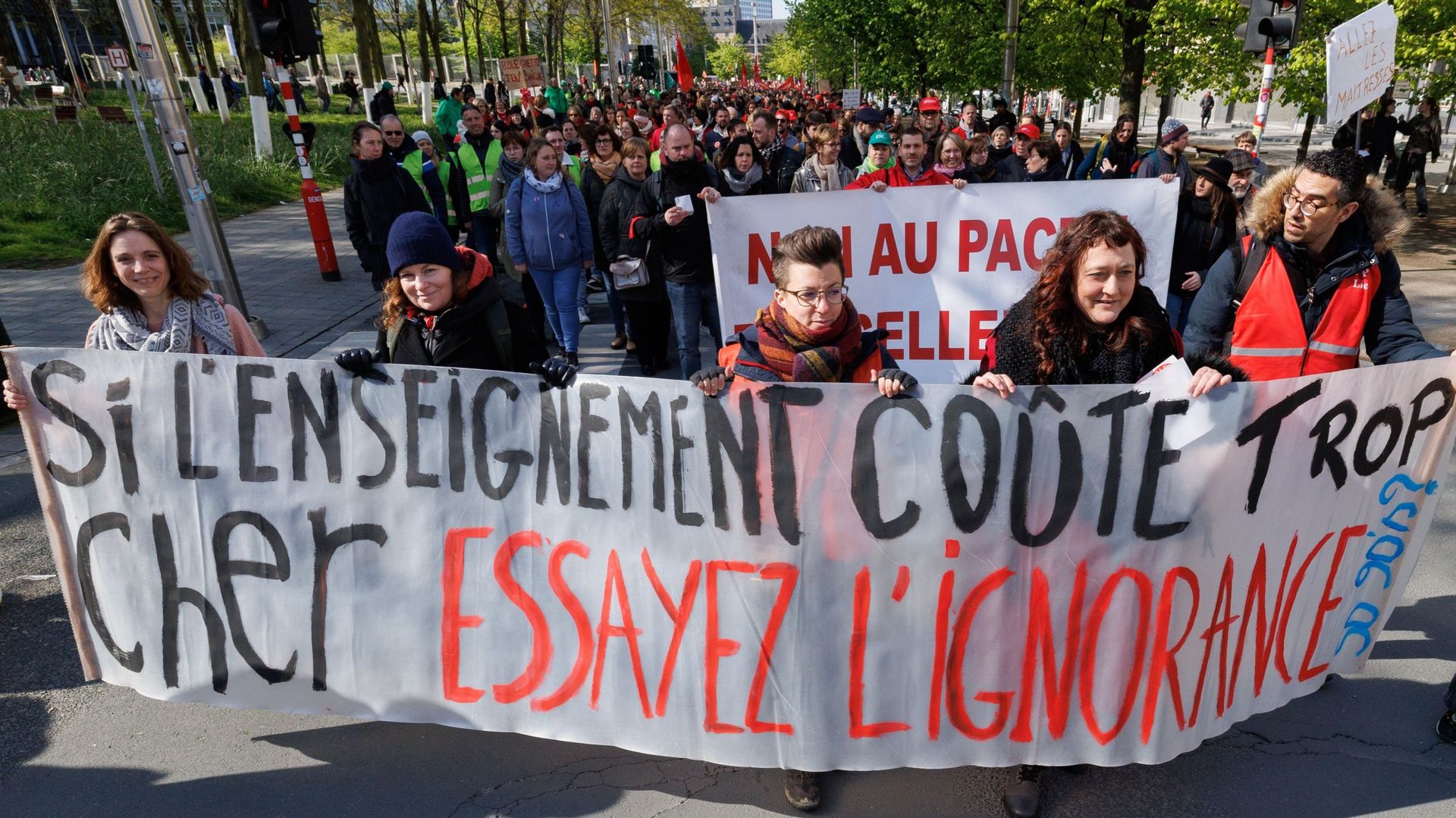 La France en effondrement : 1 588 postes d’enseignants à supprimer en 2027, le premier signe d’une crise économique impérissable